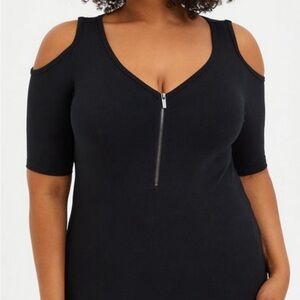 Torrid V-Neck Zip front cold shoulder top Black 3x/ 4x